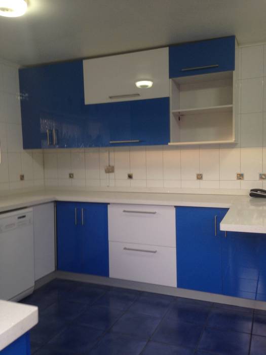 Cocina color (azul, blanco brillante), N.Muebles Diseños Limitada N.Muebles Diseños Limitada Cocinas de estilo moderno Aglomerado Armarios y estanterías
