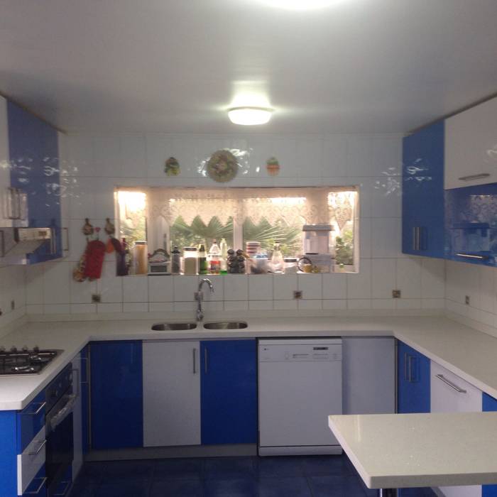 Cocina color (azul, blanco brillante), N.Muebles Diseños Limitada N.Muebles Diseños Limitada Cocinas de estilo moderno Armarios y estanterías