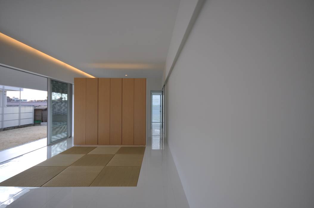 門一級建築士事務所 Modern Living Room Tiles White
