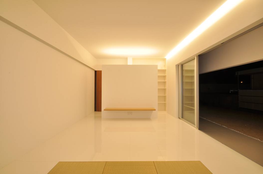 O-HOUSE 門一級建築士事務所 モダンデザインの リビング 木材・プラスチック複合ボード 白色