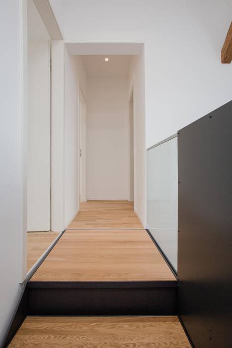 Maisonettes Y, BPLUSARCHITEKTUR BPLUSARCHITEKTUR Modern corridor, hallway & stairs