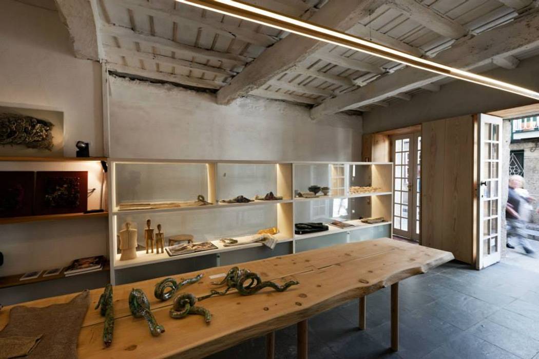 Arts & Crafts Centre Casa da Senhora Aninhas Arquitectura Sensivel Espaços de trabalho minimalistas Madeira maciça Multicolor