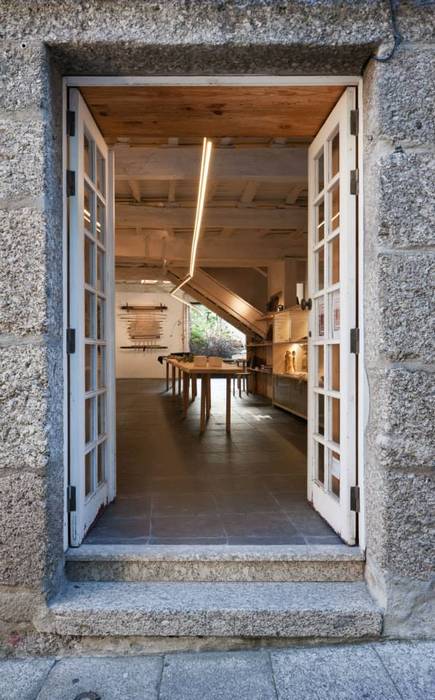 Arts & Crafts Centre Casa da Senhora Aninhas Arquitectura Sensivel Espaços de trabalho minimalistas Madeira maciça Multicolor