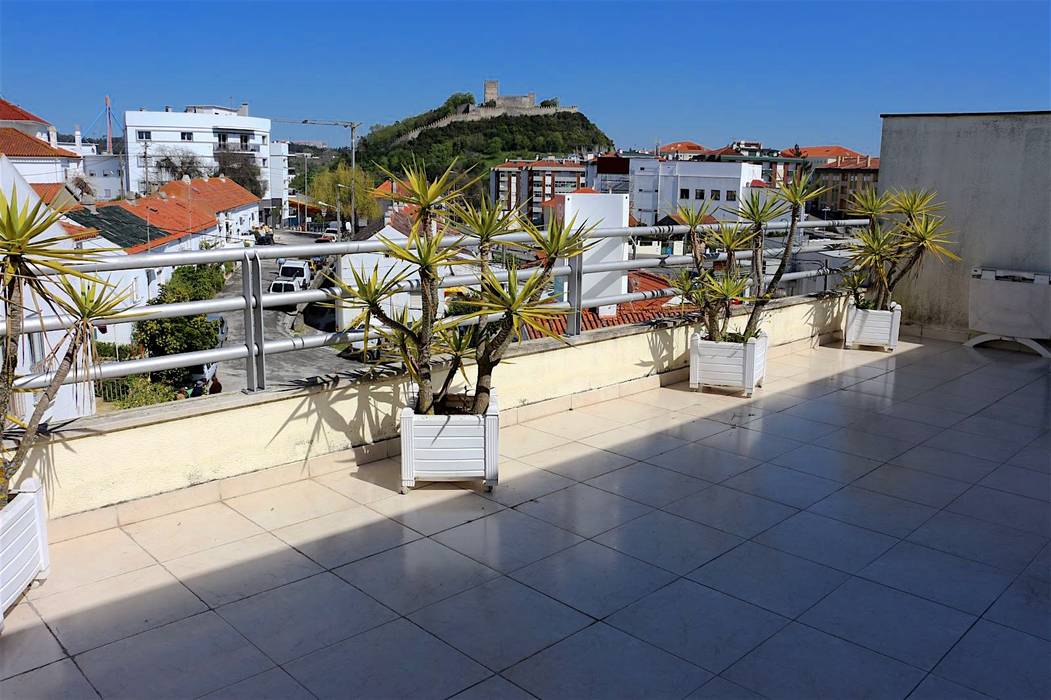 Teraço - Apartamento T3 Duplex Novilei Imobiliária Varandas, marquises e terraços mediterrânicos castelo,terraço,portugal,venda,apartamento,duplex,t3,novilei,leiria,Plantas e flores