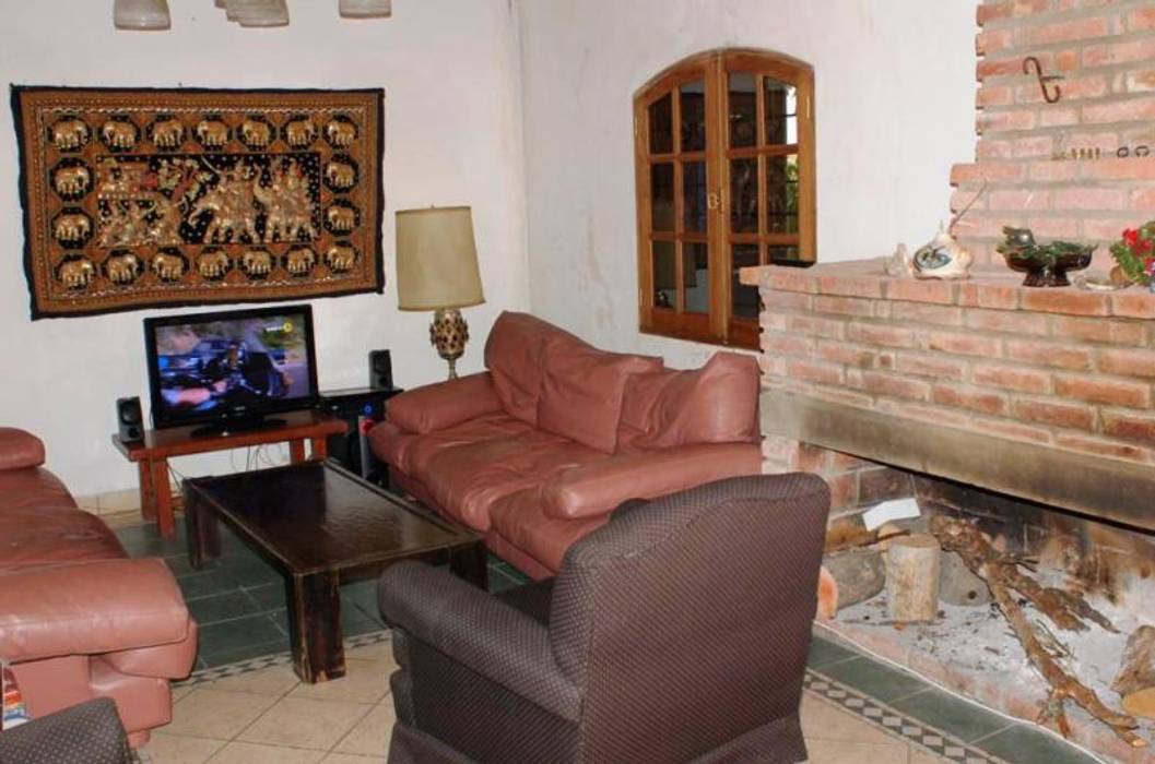 Casa de campo ubicada en barrio semi cerrado en la localidad de Tanti , Liliana almada Propiedades Liliana almada Propiedades Living room