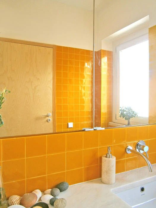 Casa de banho SAMF Arquitectos casa de banho,azulejos,espelho de casa de banho,amarelo