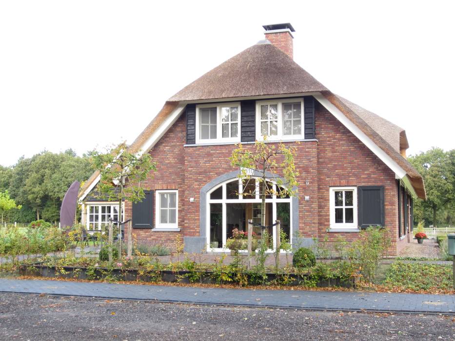 Landelijk gelegen vrijstaande villa in boerderij-stijl 01 Architecten