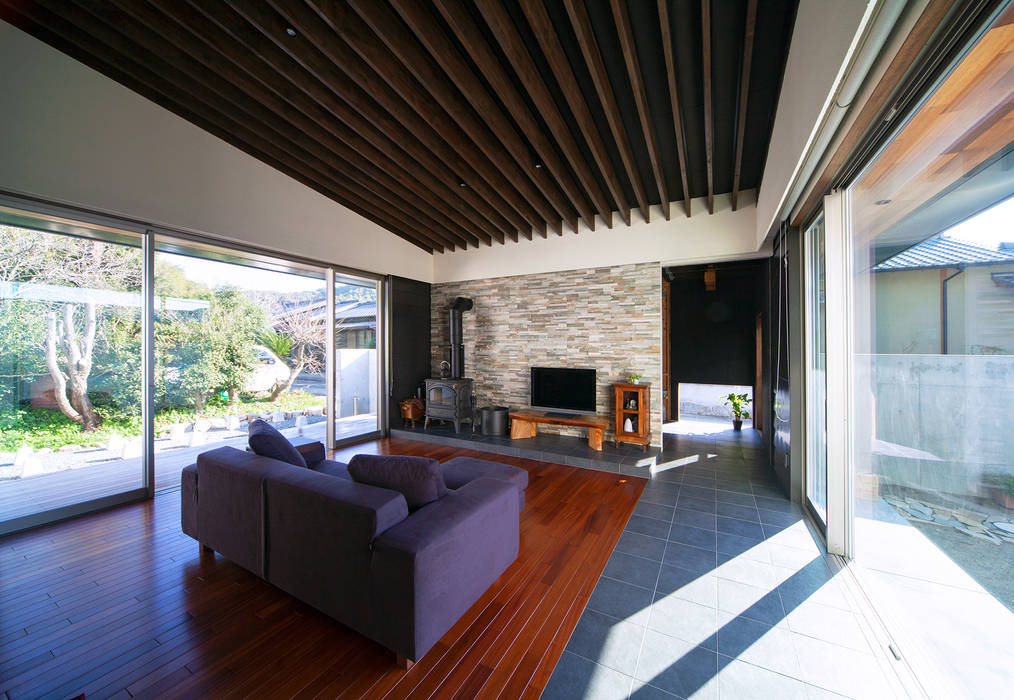 クロスハウス～「作業所」のある家～, ＩＳＤアーキテクト一級建築士事務所 ＩＳＤアーキテクト一級建築士事務所 Modern living room Tiles