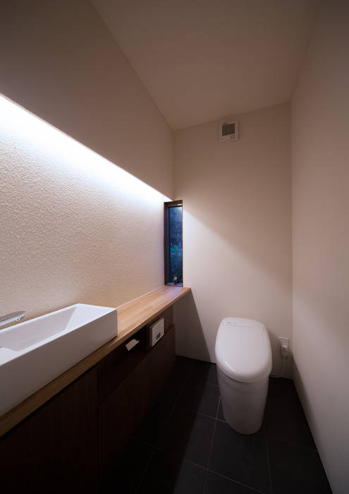 トイレ ＩＳＤアーキテクト一級建築士事務所 モダンスタイルの お風呂 木 白色