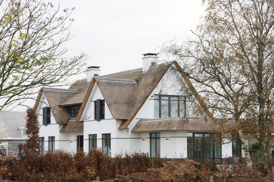 Witte villa met rieten dak, Arend Groenewegen Architect BNA Arend Groenewegen Architect BNA Landelijke huizen