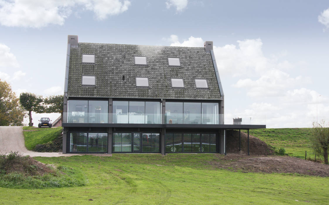 rivierzijde, glazen gevel Arend Groenewegen Architect BNA Moderne huizen Wolk,Lucht,Plant,Gebouw,Venster,huis,Natuurlijk landschap,Hout,Boom,land veel