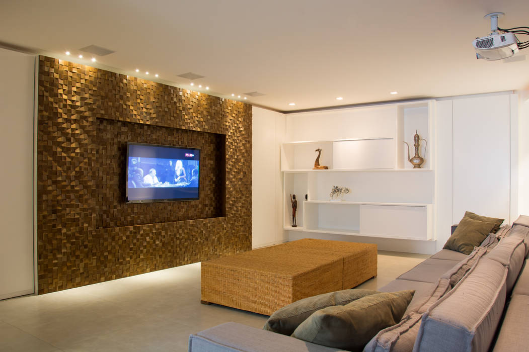 Apartamento Três Figueiras, João Linck | Arquitetura João Linck | Arquitetura Modern living room Solid Wood Multicolored TV stands & cabinets