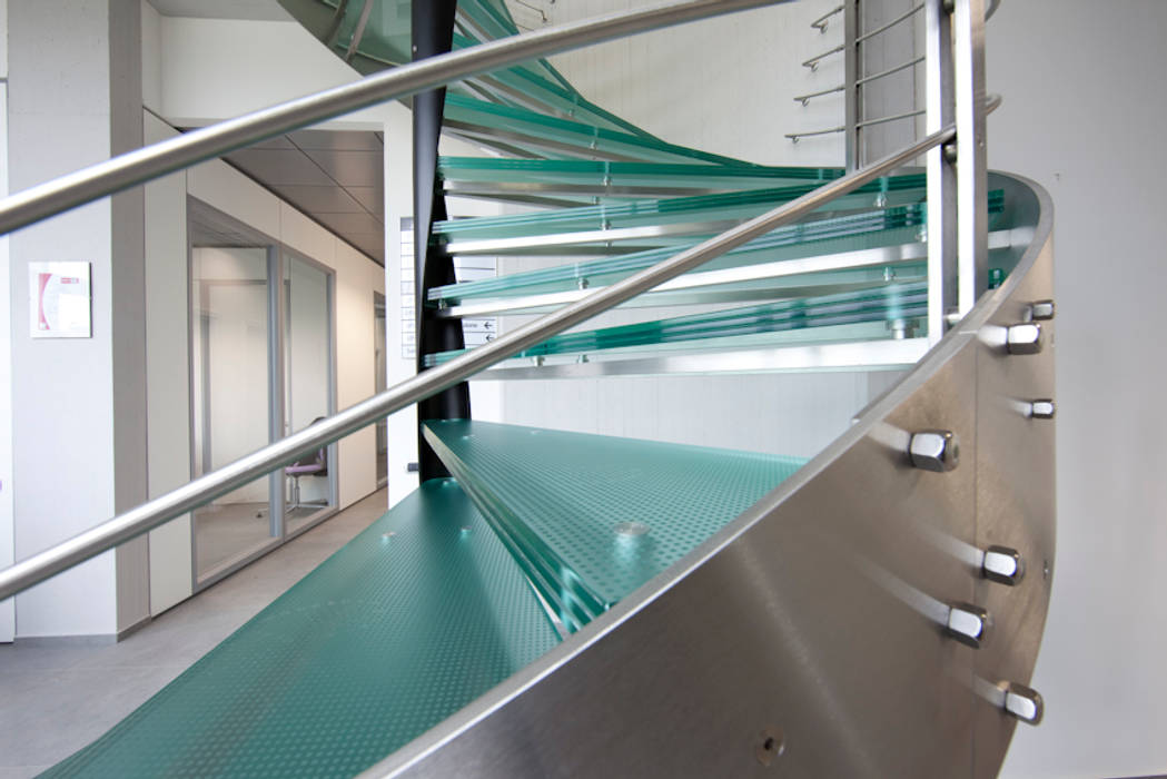 Scala contrasto: scala a chiocciola in vetro e acciaio: complessi ... Scale vetro e acciaio