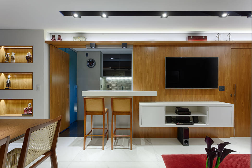 Apartamento com cozinha americana flexível Emmanuelle Eduardo Arquitetura e Interiores Salas de estar modernas cozinhaamericana,bancada de cozinha,iluminação,flexibilidade,espaçosflexivéis,marcenaria