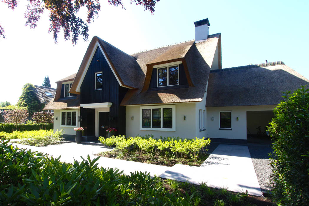 Vrijstaande rietgedekte villa te blaricum van 01 architecten homify