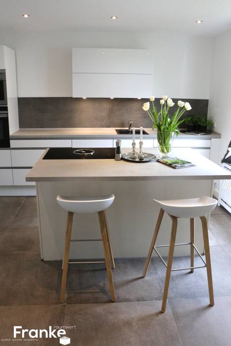 Betonoptik In Einer Modernen Kuche Moderne Kuchen Von Elmar Franke Fliesenlegermeisterbetrieb E K Modern Fliesen Homify