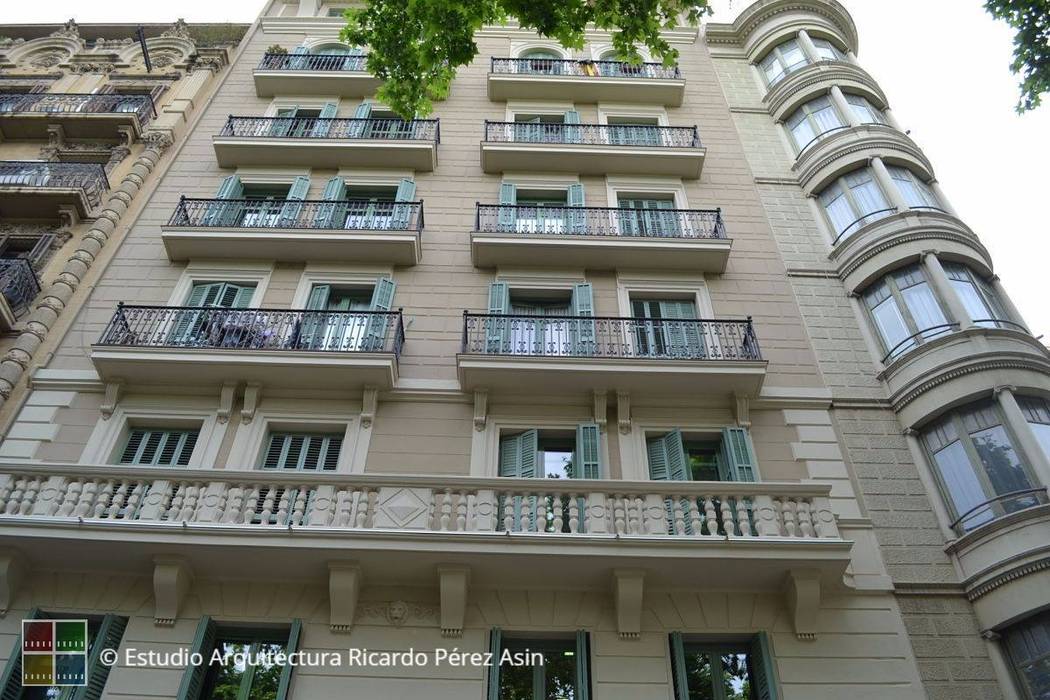 RESTAURACIÓN REALIZADA DE UN EDIFICIO PROTEGIDO DE L'EIXAMPLE., Estudio Arquitectura Ricardo Pérez Asin Estudio Arquitectura Ricardo Pérez Asin Classic style houses