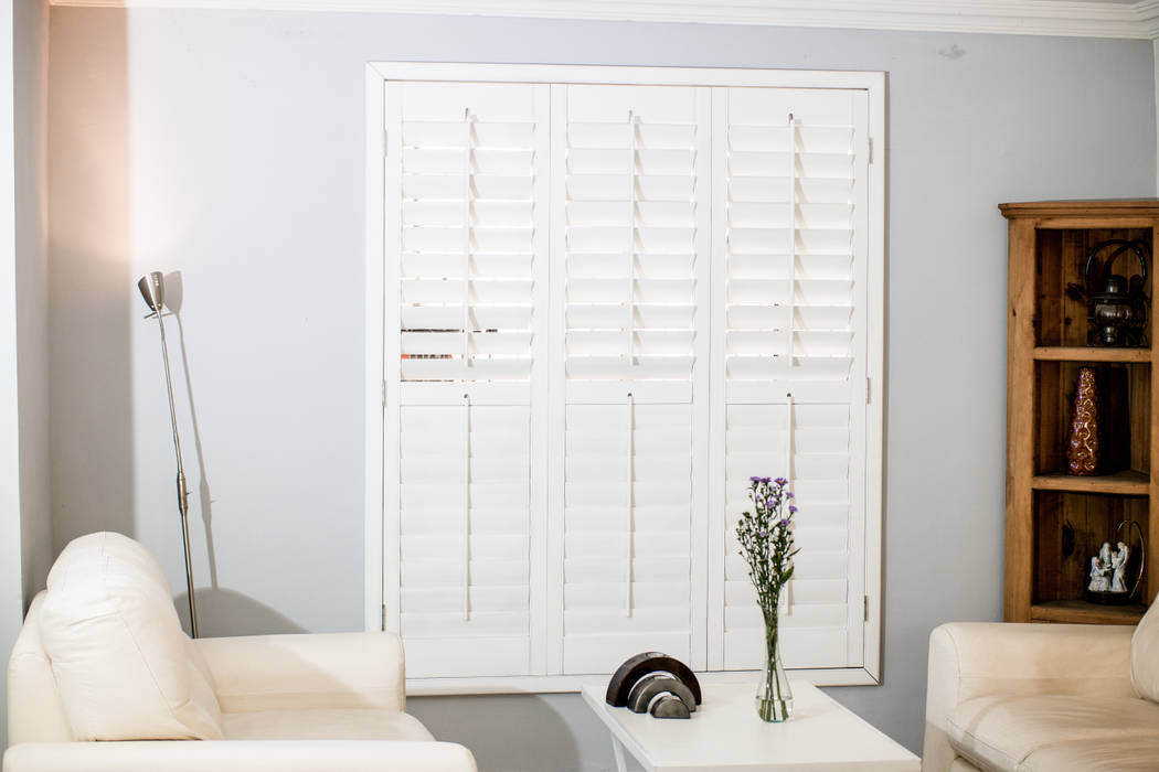 Shutter blanca de tres paneles en sala, Whitewood Shutters Whitewood Shutters Colonial style windows & doors