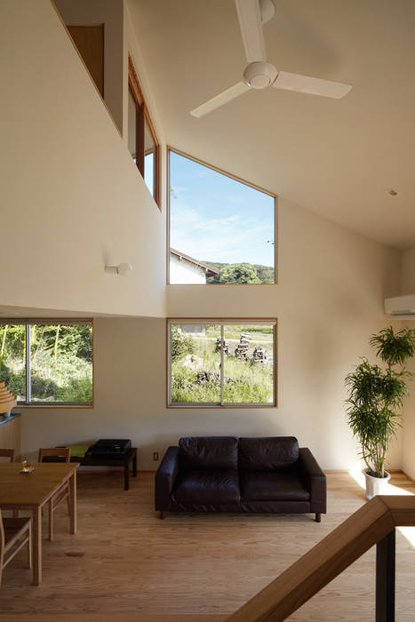 里山に建つ家, toki Architect design office toki Architect design office Living room Wood Wood effect