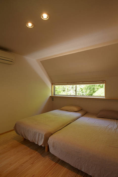 里山に建つ家, toki Architect design office toki Architect design office Modern style bedroom Wood Wood effect