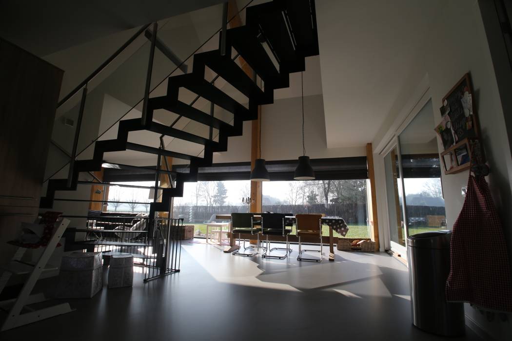 Grote glasvlakken op het zuiden Hoogsteder Architecten Moderne keukens Hout Hout glas,eetkamer,zicht op tuin