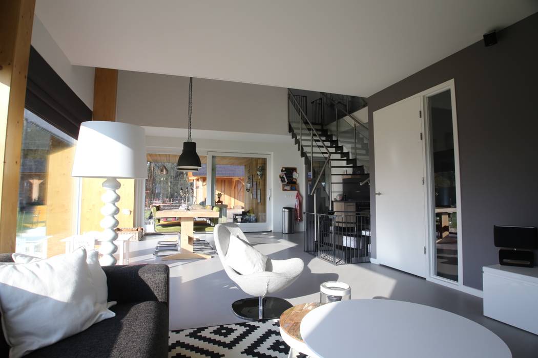 Woning te Nijverdal, Hoogsteder Architecten Hoogsteder Architecten Minimalistische woonkamers Massief hout Bont vide,ruimtelijk,veranda,stalen trap