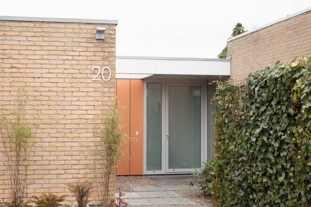 Entrée bungalow nieuwe situatie Architect2GO Moderne huizen Kunststof metallic,gevelbekleding,Trespa,Alucobond,aluminium,licht,onderhoudsvrij