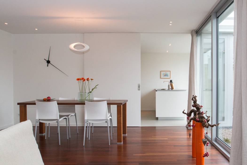 Wonen, eten en koken Architect2GO Moderne eetkamers Hout Hout loft,ruimtelijk,uitzicht,tuin,transparent,licht,modern,eigentijds,oranje