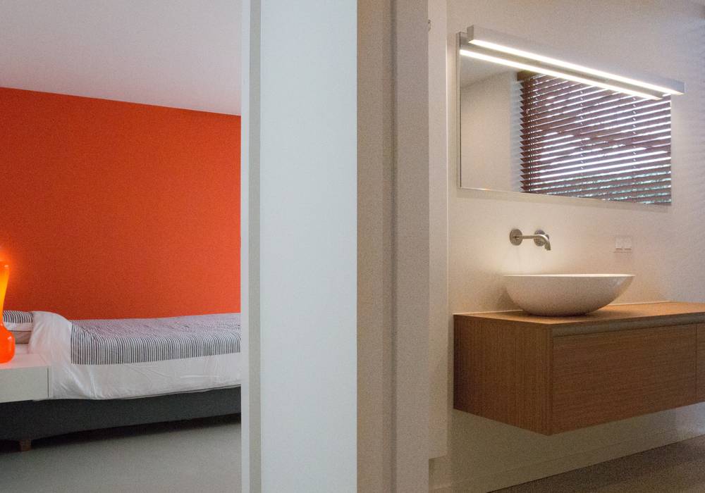 Gang met zicht in bad- en slaapkamer Architect2GO Moderne gangen, hallen & trappenhuizen wasmeubel,hout,oranje,gietvloer