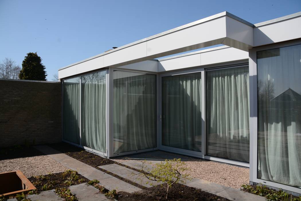 Metamorfose van jaren '60 bungalow, Architect2GO Architect2GO Casas modernas Vidrio