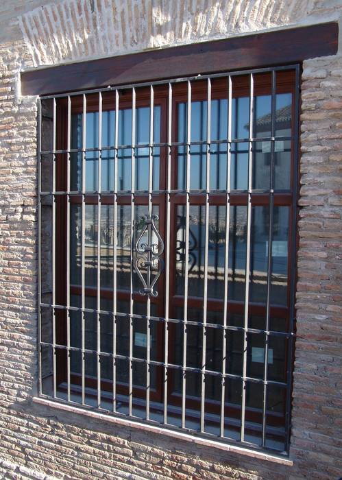 Ventana de madera con rejas homify Puertas y ventanas de estilo rústico Ventanas