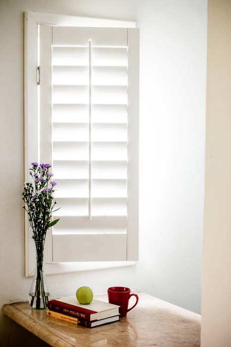 Shutter blanca para ventana pequeña, Whitewood Shutters Whitewood Shutters Colonial style windows & doors Blinds & shutters