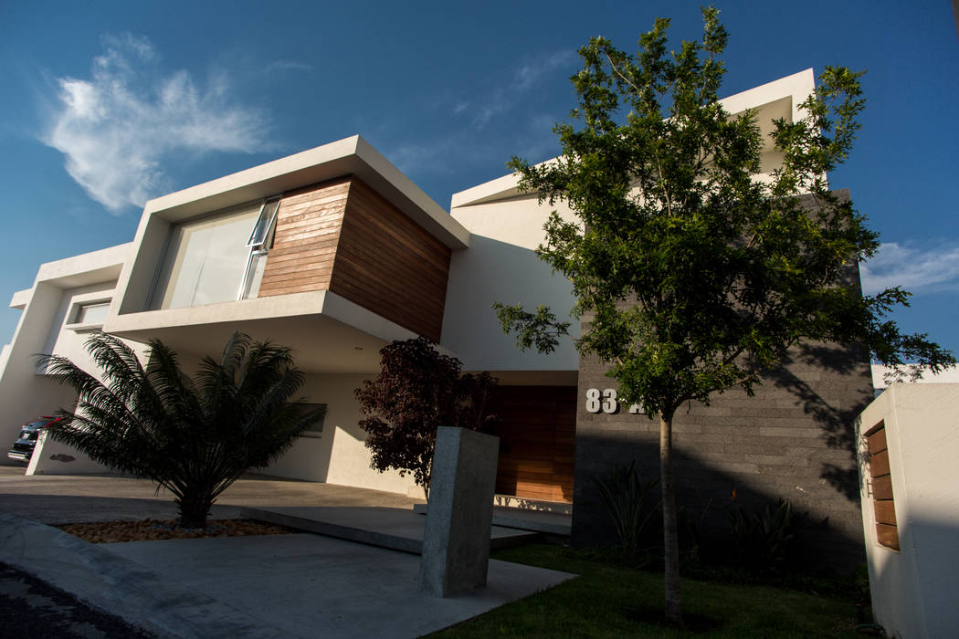 Fachada de día AParquitectos Casas modernas fachada,casa moderna,querétaro,pizarra,madera