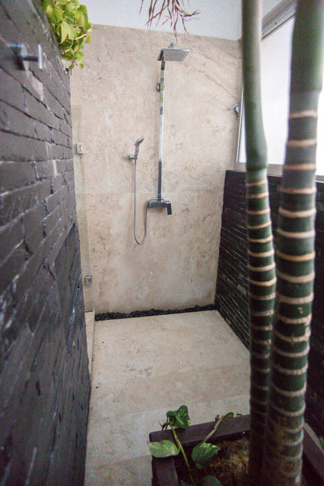 Regadera con bamboo AParquitectos Baños modernos regadera,bamboo,baño,mobiliario para el baño,piedra negra,plantas