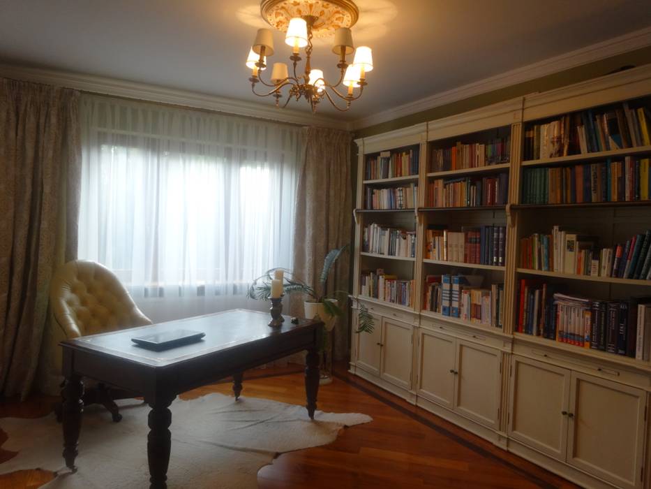 Office and library homify Klasik Çalışma Odası Masif Ahşap Rengarenk office,home office,office desks,antique furniture,library,wood flooring,bespoke furniture,chandelier