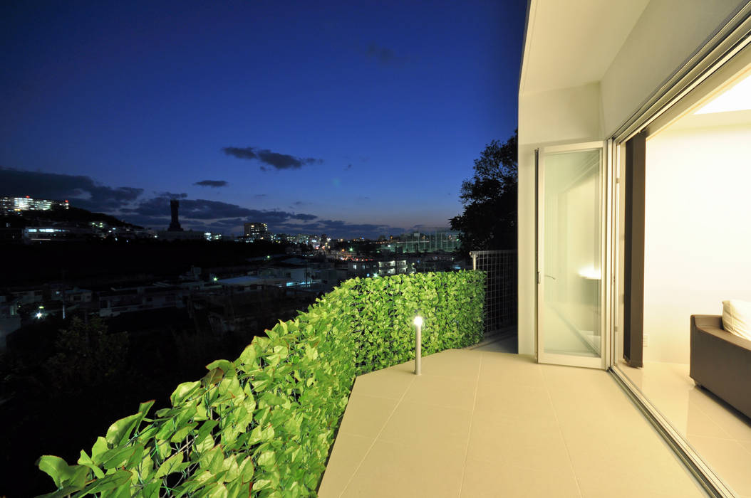 Zh-house, 門一級建築士事務所 門一級建築士事務所 Balcon, Veranda & Terrasse modernes Tuiles