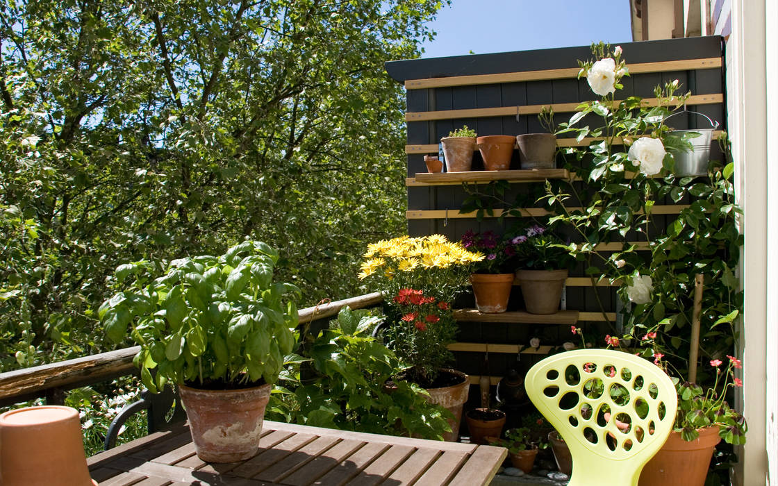 Balkonien studio jan homann Skandinavischer Balkon, Veranda & Terrasse Balkon,Podest,Rankgitter,Holz im Außenbereich