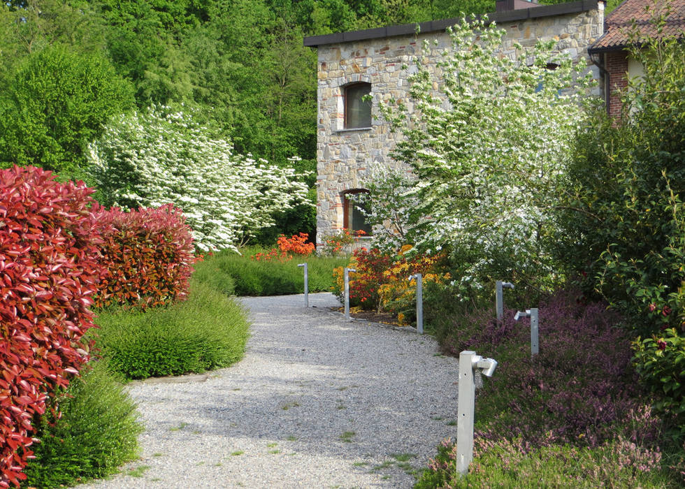 I FONTANILI homify Giardino rurale vialetto giardino,luci giardino,ingresso giardino,ingresso casa,cascina