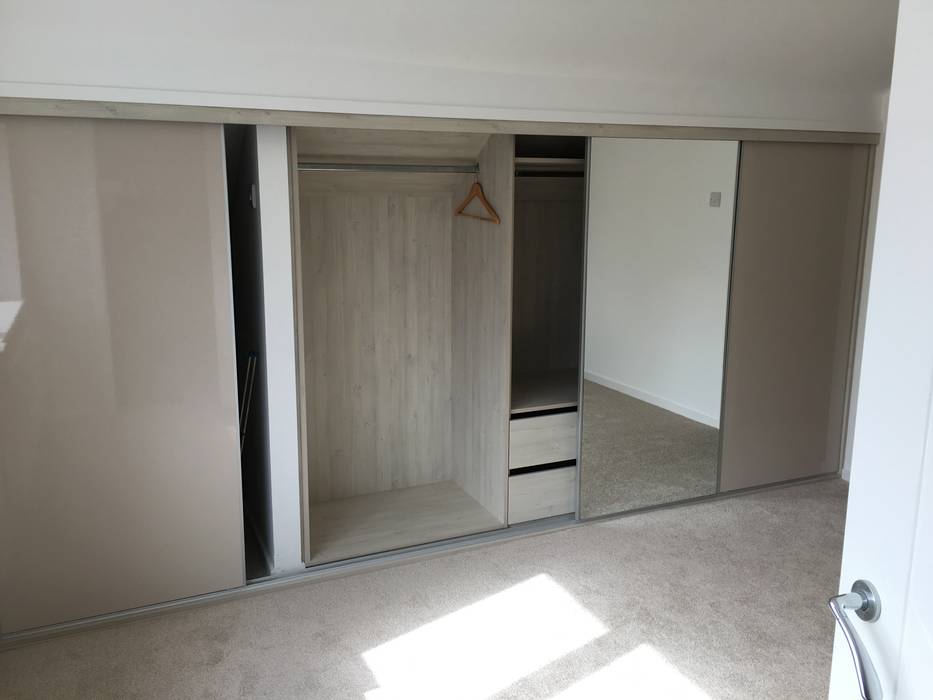 Mr Mrs M Peston, Design 4 living UK Design 4 living UK Спальня в стиле минимализм sliding door gear,colour match carcass,soft close drawers,mirror doors