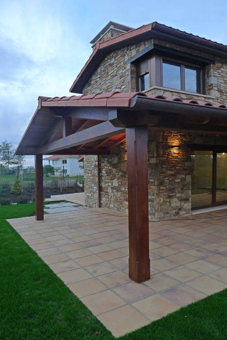 Una Casa estilo Cabaña con Paredes de Piedra, Jardines y Piscina!, AD+ arquitectura AD+ arquitectura Balcone, Veranda & Terrazza in stile rustico