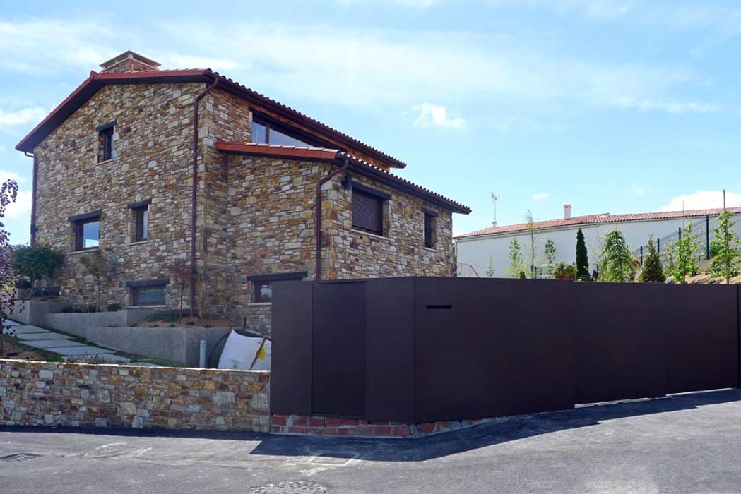 Una Casa estilo Cabaña con Paredes de Piedra, Jardines y Piscina!, AD+ arquitectura AD+ arquitectura Casas de estilo rústico