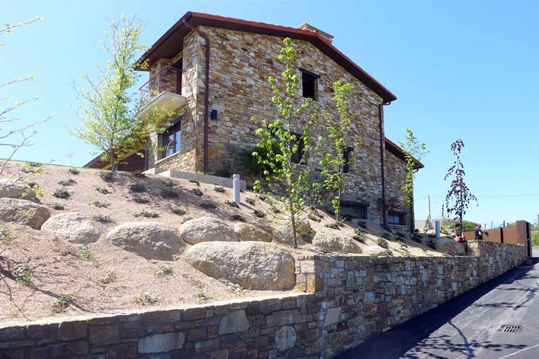 Una Casa estilo Cabaña con Paredes de Piedra, Jardines y Piscina!, AD+ arquitectura AD+ arquitectura منازل