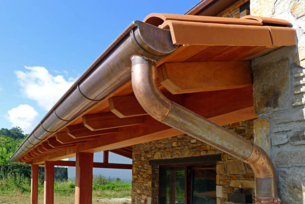 Una Casa estilo Cabaña con Paredes de Piedra, Jardines y Piscina!, AD+ arquitectura AD+ arquitectura ラスティックデザインの テラス