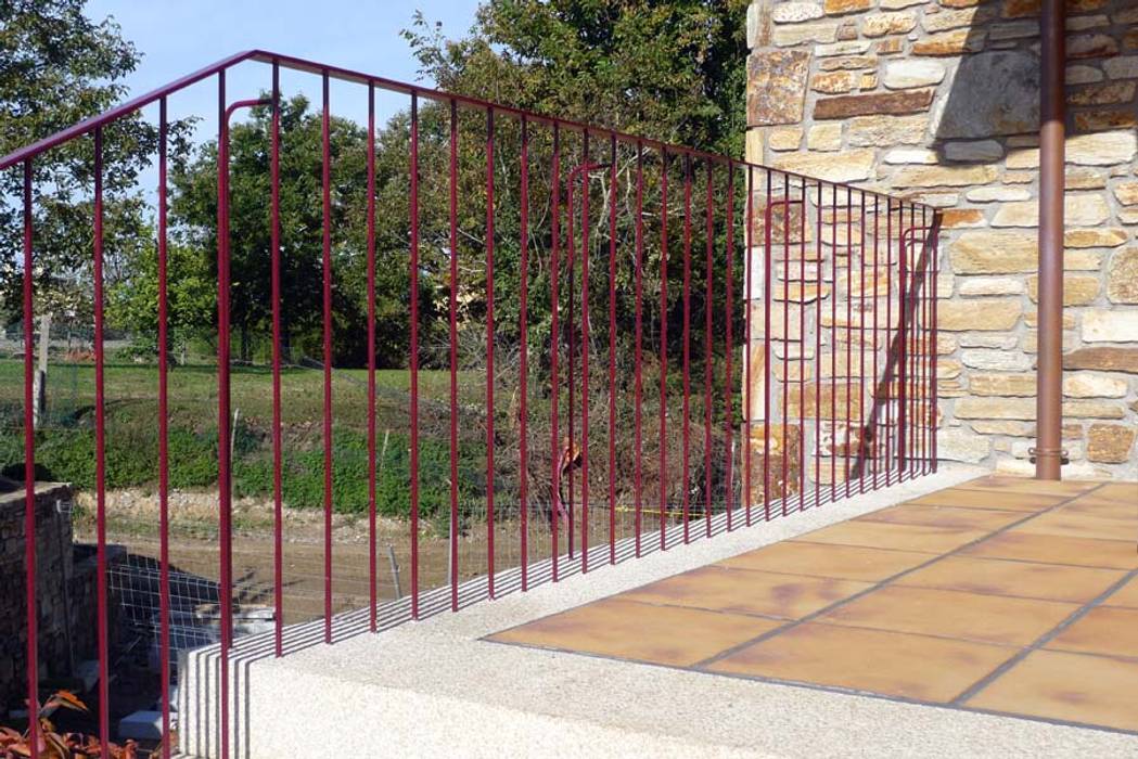 Una Casa estilo Cabaña con Paredes de Piedra, Jardines y Piscina!, AD+ arquitectura AD+ arquitectura ระเบียง, นอกชาน