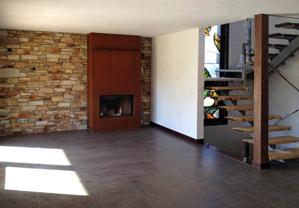 Una Casa estilo Cabaña con Paredes de Piedra, Jardines y Piscina!, AD+ arquitectura AD+ arquitectura Salones rústicos de estilo rústico Madera,salón,Sala de estar,Accesorio,Piso,Piso,Madera dura,mancha de madera,Sombra,Ladrillo