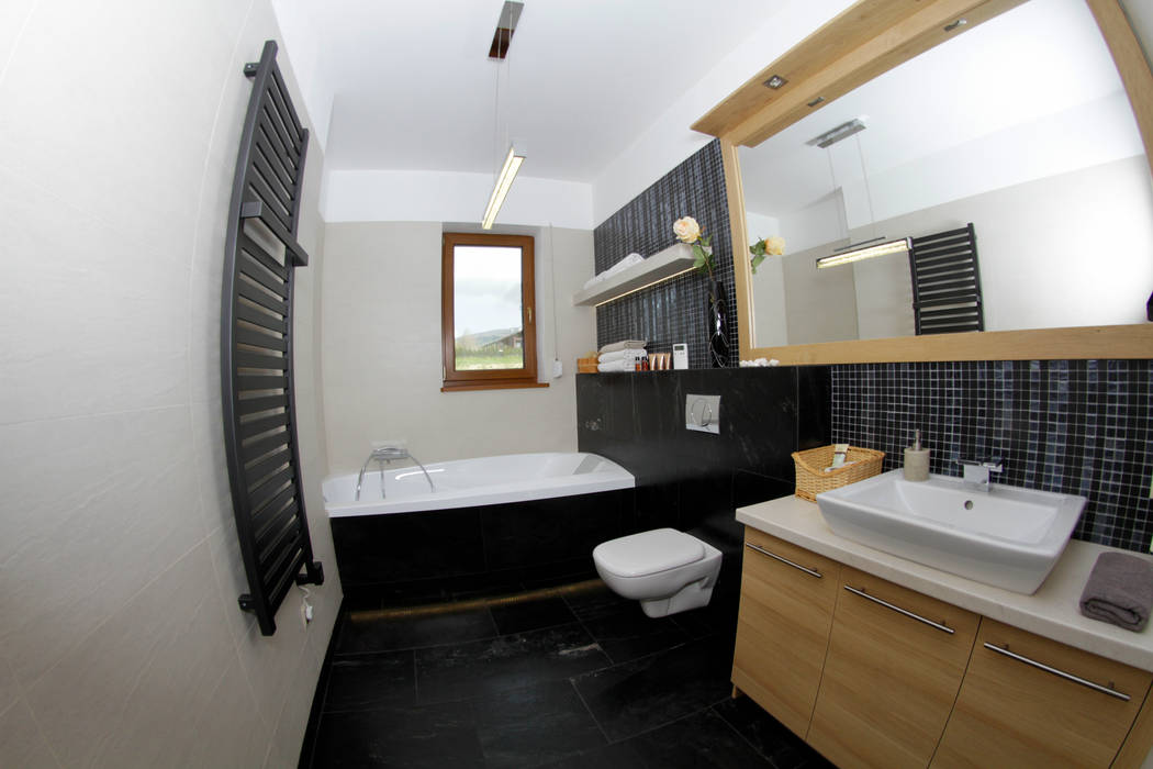 Modernistyczny dom w górach, in2home in2home Modern style bathrooms Stone