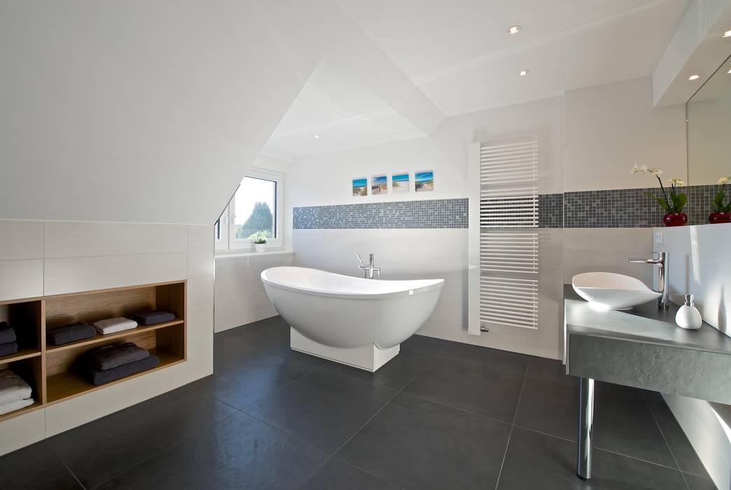 homify Modern bathroom