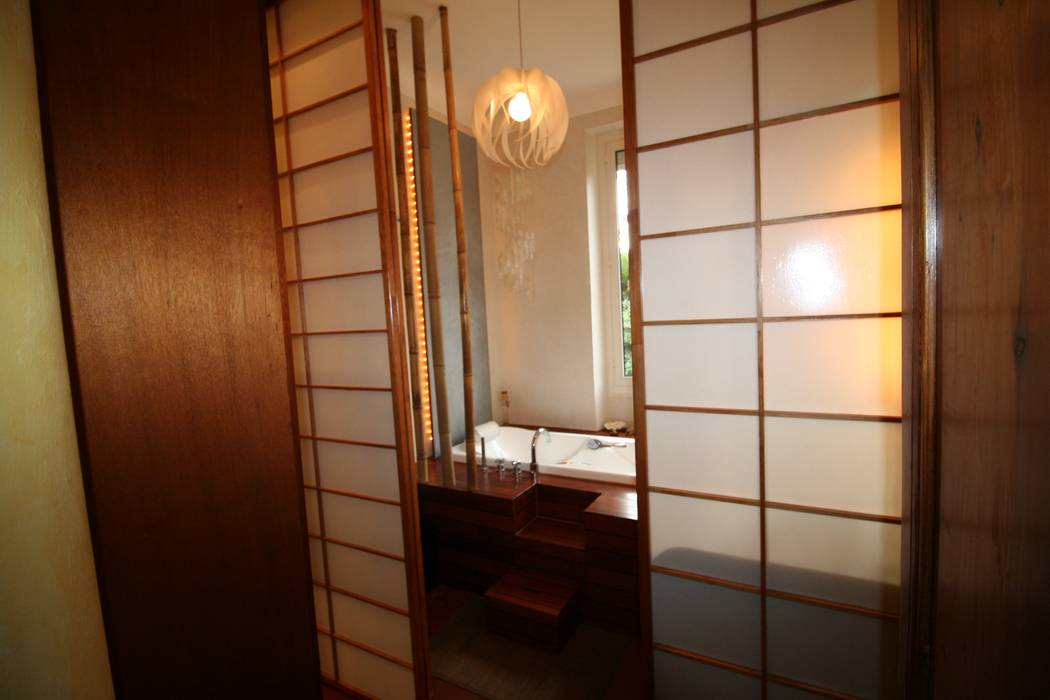 Salle de bain avec vue sur la verdure, LM Interieur Design LM Interieur Design Salle de bain asiatique Bois Effet bois Propriété,Fixation,Bois,Éclairage,Design d&#39;intérieur,Sol,Teintes et nuances,Plafond,Ombre,Pièce