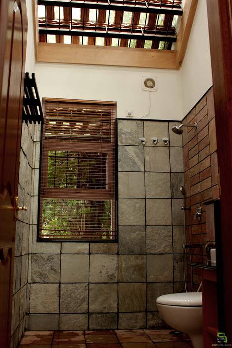 the "court" house, de square de square Rustic style bathroom