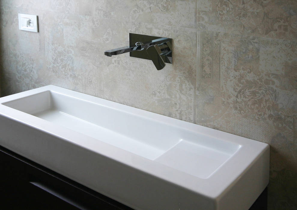 Da ripostiglio a doccia- Ristrutturazione di un appartamento a Pomigliano (Na), archielle archielle Modern bathroom